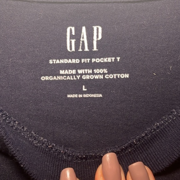 Gap dark blue T-shirt standard fit with front pocket size large - Picture 3 of 7